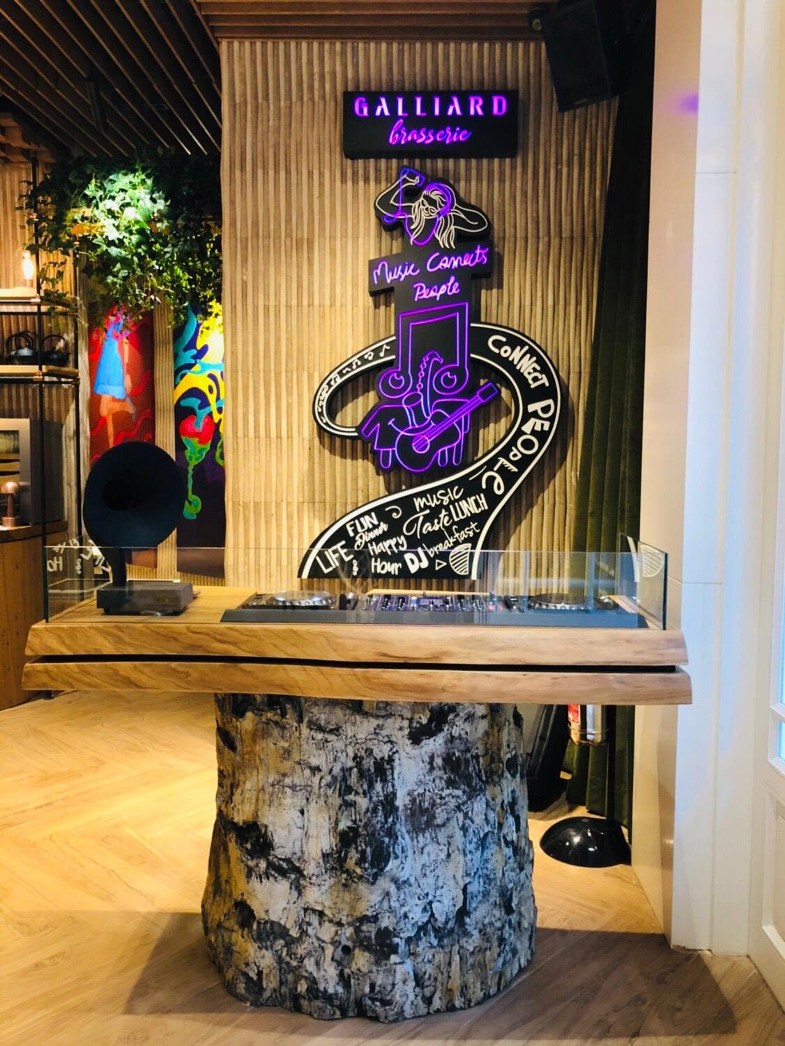 Galliard Brasserie - Architectural Details